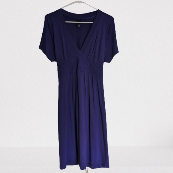 Purple Esprit v-neck, shrt-slved dress w/embroidered bodice & tie back. M. - Picture 4 of 7
